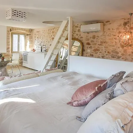 Hidden House Suites Stari Grad *
